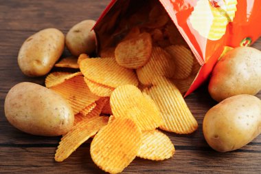 Patates cipsi, leziz BBQ baharatlı Crips, ince dilimlenmiş kızarmış abur cubur fast food.