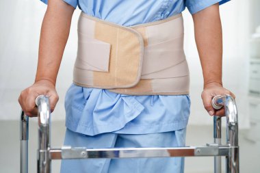 Esnek destek kemeri takan Asyalı son sınıf öğrencisi sırt ağrısını azaltabilir..