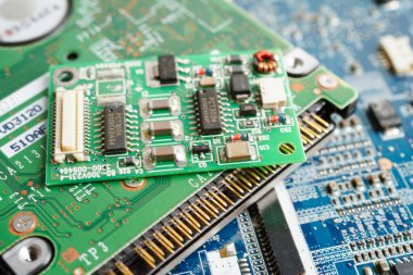 Not defteri, elektronik, bilgisayar donanımı ve teknolojisinin devre ana paneli onarılıyor ve güncelleniyor.