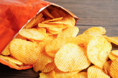 Açık pakette patates cipsi, Crips için baharatlı barbekü sosu, ince dilimlenmiş kızarmış fast food..