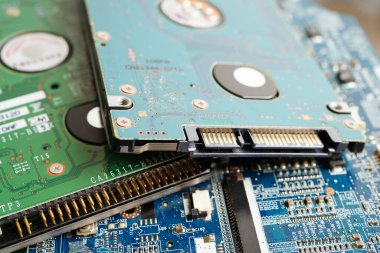 Not defteri, elektronik, bilgisayar donanımı ve teknolojisinin devre ana paneli onarılıyor ve güncelleniyor.