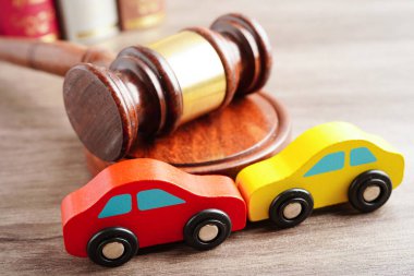 Araba kazası davası ve sigorta, araba modelli yargıç çekici..