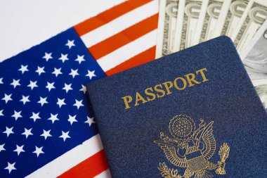 Amerikan bayrağında dolar parası olan Amerikan pasaportu, Amerika Birleşik Devletleri vatandaşı.. 
