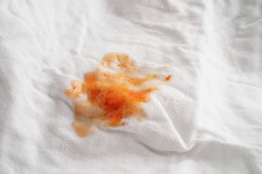 Kirli baharatlı sos lekesi, çamaşır deterjanı, temizlik konsepti..