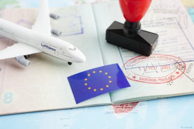 Bangkok, Tayland 10 Aralık 2023 AB vizesi ve pasaportu beyaz arka planda ve fotokopi alanında.