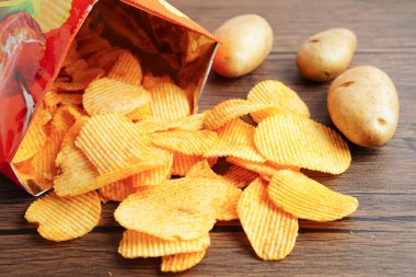 Patates cipsi, leziz BBQ baharatlı Crips, ince dilimlenmiş kızarmış abur cubur fast food.