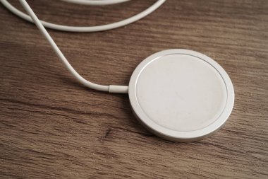 Kablosuz şarj aleti, manyetik şarj modern cep telefonu ekipmanı.