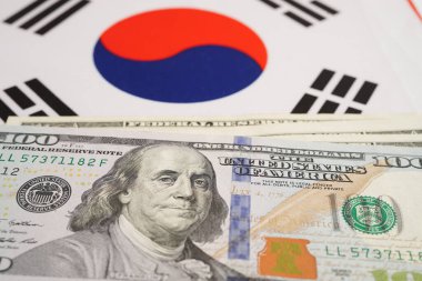 ABD doları banknotlu Güney Kore bayrağı, finans bankacılığı kavramı.