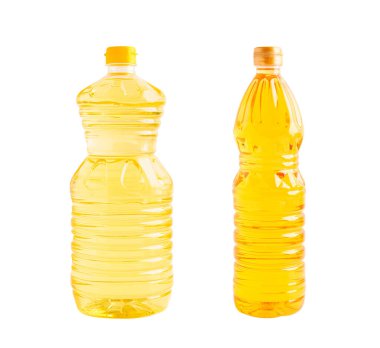 Sebze yağı ve su plastik şişesi beyaz arka planda izole edilmiş, organik sağlıklı yemekler pişirmek için..