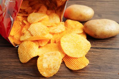 Patates cipsi, leziz BBQ baharatlı Crips, ince dilimlenmiş kızarmış abur cubur fast food.