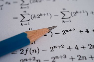 Eğitim okulunda matematik formülü sınav kağıdı üzerine kalem..