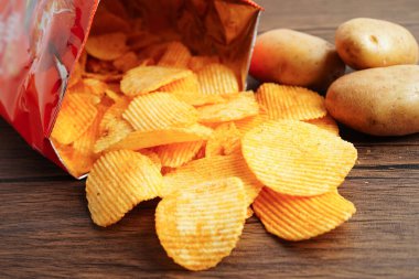 Patates cipsi, leziz BBQ baharatlı Crips, ince dilimlenmiş kızarmış abur cubur fast food.