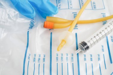 Foley kateteri ve idrar boşaltma torbası sakatlık veya hastanede yatan hasta için idrar topluyor..