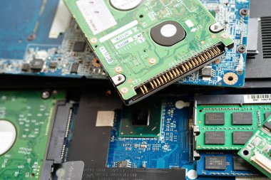 Not defteri, elektronik, bilgisayar donanımı ve teknolojisinin devre ana paneli onarılıyor ve güncelleniyor.