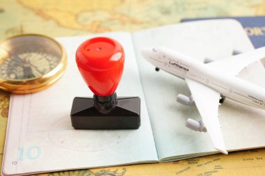 Turizm için onaylanmış belge üzerindeki vize ve pasaport, ülkedeki havaalanındaki göçmenlik bürosuna gönderilecek..