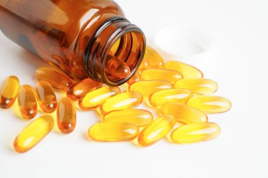 Omega 3 vitaminli kapsüllerde balık yağı ya da morina yağı jölesi. 