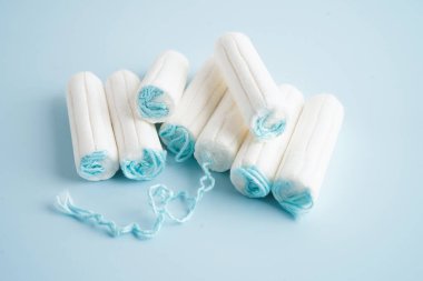 Kadınların hijyen dönemi korunması için pamuk tamponlar..