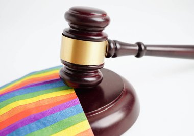 Gavel, LGBT gurur ayının sembolü olan gökkuşağı bayrağında hakim avukat adayı..