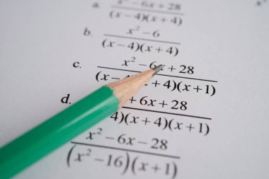 Eğitim okulunda matematik formülü sınav kağıdı üzerine kalem..