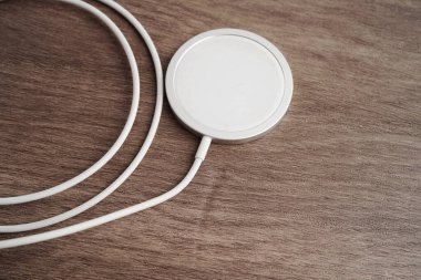 Kablosuz şarj aleti, manyetik şarj modern cep telefonu ekipmanı.