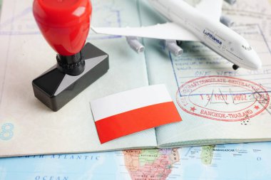 Bangkok, Tayland 10 Aralık 2023 Polonya Cumhuriyeti vizesi ve pasaportu beyaz arka planda ve fotokopi alanında.
