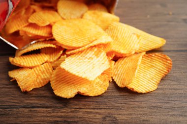 Patates cipsi, leziz BBQ baharatlı Crips, ince dilimlenmiş kızarmış abur cubur fast food.