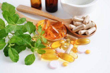 Alternatif ilaç bitkisel organik kapsül E omega 3 vitamini balık yağı, mineral, bitki yapraklı ilaç sağlıklı yaşam için doğal destek.