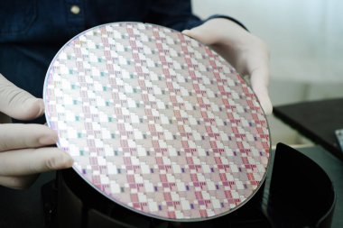 Tümleşik devre yarı iletken üretimi için silikon gofret.