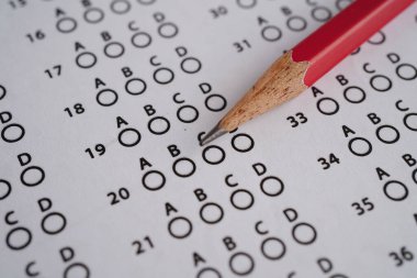 Seçim ve eğitim kavramını seçmek için kalem çizimi ile cevap sayfaları doldur.