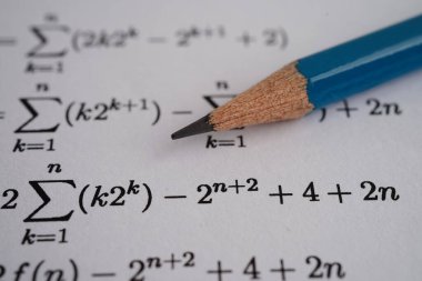 Eğitim okulunda matematik formülü sınav kağıdı üzerine kalem..