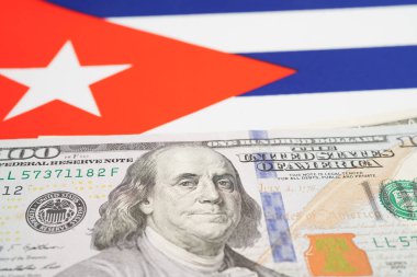 ABD doları banknotlu Küba bayrağı, finans bankacılığı kavramı.
