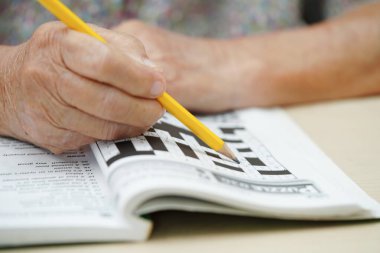 Bangkok, Tayland - 15 Mayıs 2022 Sudoku oyunu oynayan yaşlı kadın.