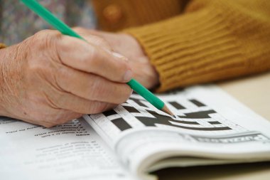 Bangkok, Tayland - 15 Mayıs 2022 Sudoku oyunu oynayan yaşlı kadın.