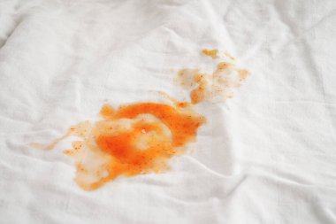 Kirli baharatlı sos lekesi, çamaşır deterjanı, temizlik konsepti..