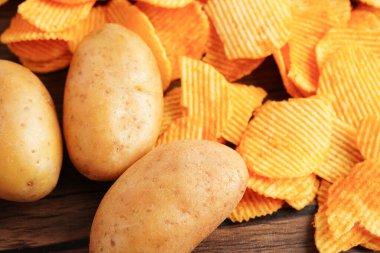 Patates cipsi, leziz BBQ baharatlı Crips, ince dilimlenmiş kızarmış abur cubur fast food.