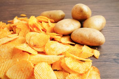 Patates cipsi, leziz BBQ baharatlı Crips, ince dilimlenmiş kızarmış abur cubur fast food.