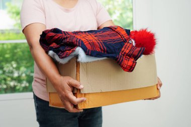 Gönüllüler için karton kutuda kıyafet bağışları.