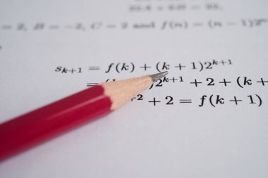 Eğitim okulunda matematik formülü sınav kağıdı üzerine kalem..