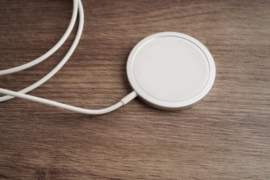 Kablosuz şarj aleti, manyetik şarj modern cep telefonu ekipmanı.