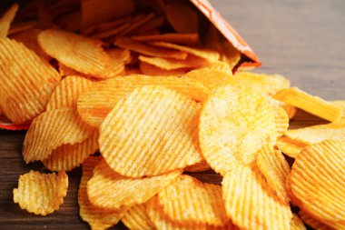 Açık pakette patates cipsi, Crips için baharatlı barbekü sosu, ince dilimlenmiş kızarmış fast food..