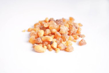 Tütsü ya da olibanum aromatik reçine tütsü ve parfümlerde kullanılan beyaz arka planda izole edilmiş..