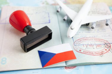 Bangkok, Tayland 10 Aralık 2023 Çek Cumhuriyeti vizesi ve pasaportu beyaz arka planda ve fotokopi alanında.