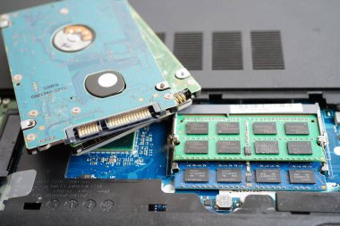 Not defteri, elektronik, bilgisayar donanımı ve teknolojisinin devre ana paneli onarılıyor ve güncelleniyor.