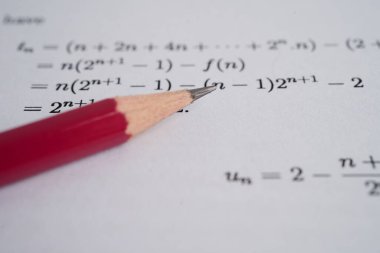 Eğitim okulunda matematik formülü sınav kağıdı üzerine kalem..