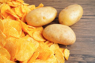 Patates cipsi, leziz BBQ baharatlı Crips, ince dilimlenmiş kızarmış abur cubur fast food.