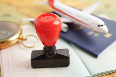 Turizm için onay damgalı pasaport, ülkedeki havaalanındaki göçmenlik bürosuna gönderilecek..