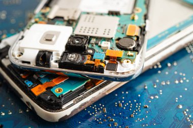 Not defteri, elektronik, bilgisayar donanımı ve teknolojisinin devre ana paneli onarılıyor ve güncelleniyor.