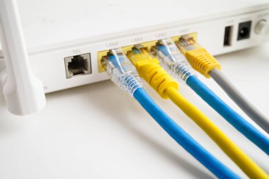 İnternet servis sağlayıcısına bağlı ethernet kablosu.