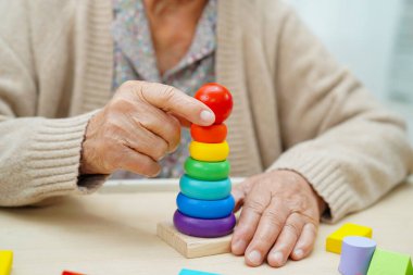 Asyalı yaşlı kadın oyun oynuyor.