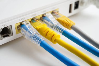 İnternet servis sağlayıcısına bağlı ethernet kablosu.